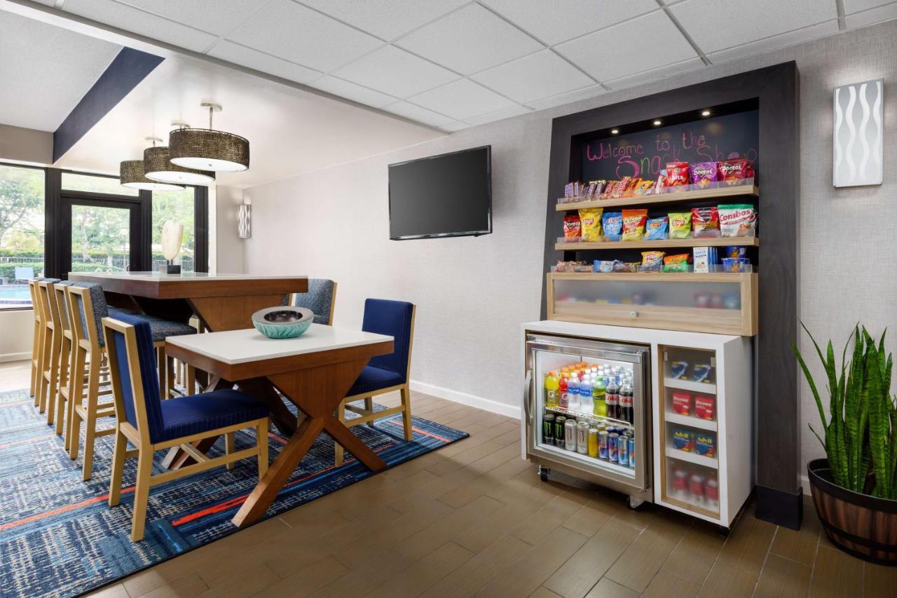 Hampton Inn Ft. Lauderdale-Cypress Creek Fort Lauderdale Bagian luar foto